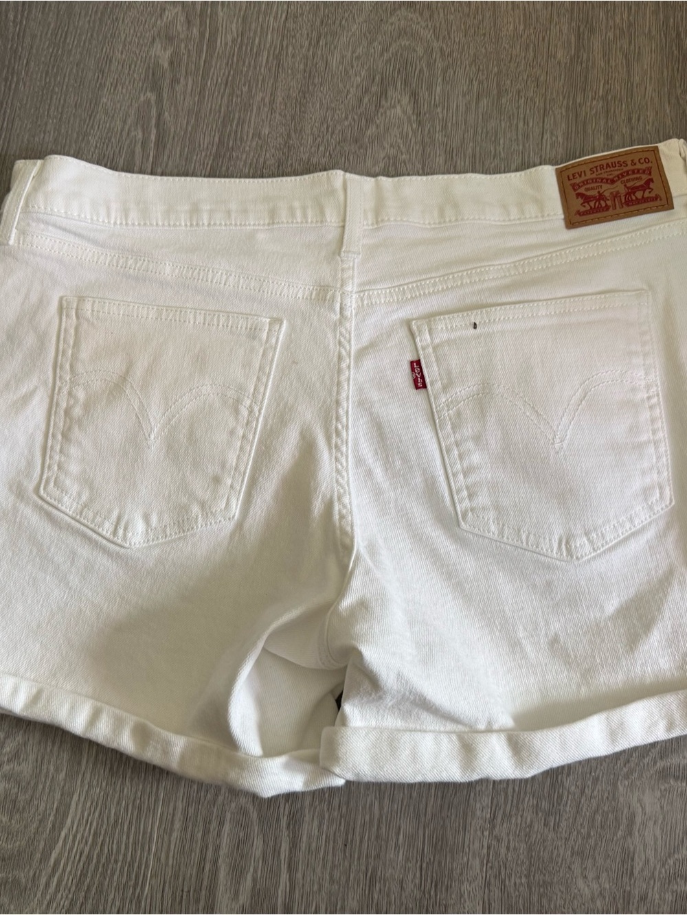 Levi's Women’s White Rolled-Hem Denim Shorts NWOT size 33 - Picture 2 of 5